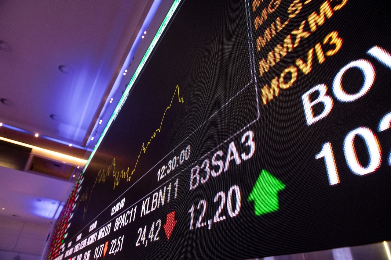 Ibovespa zera após cair forte, mas tem cautela com inflação global e eleição