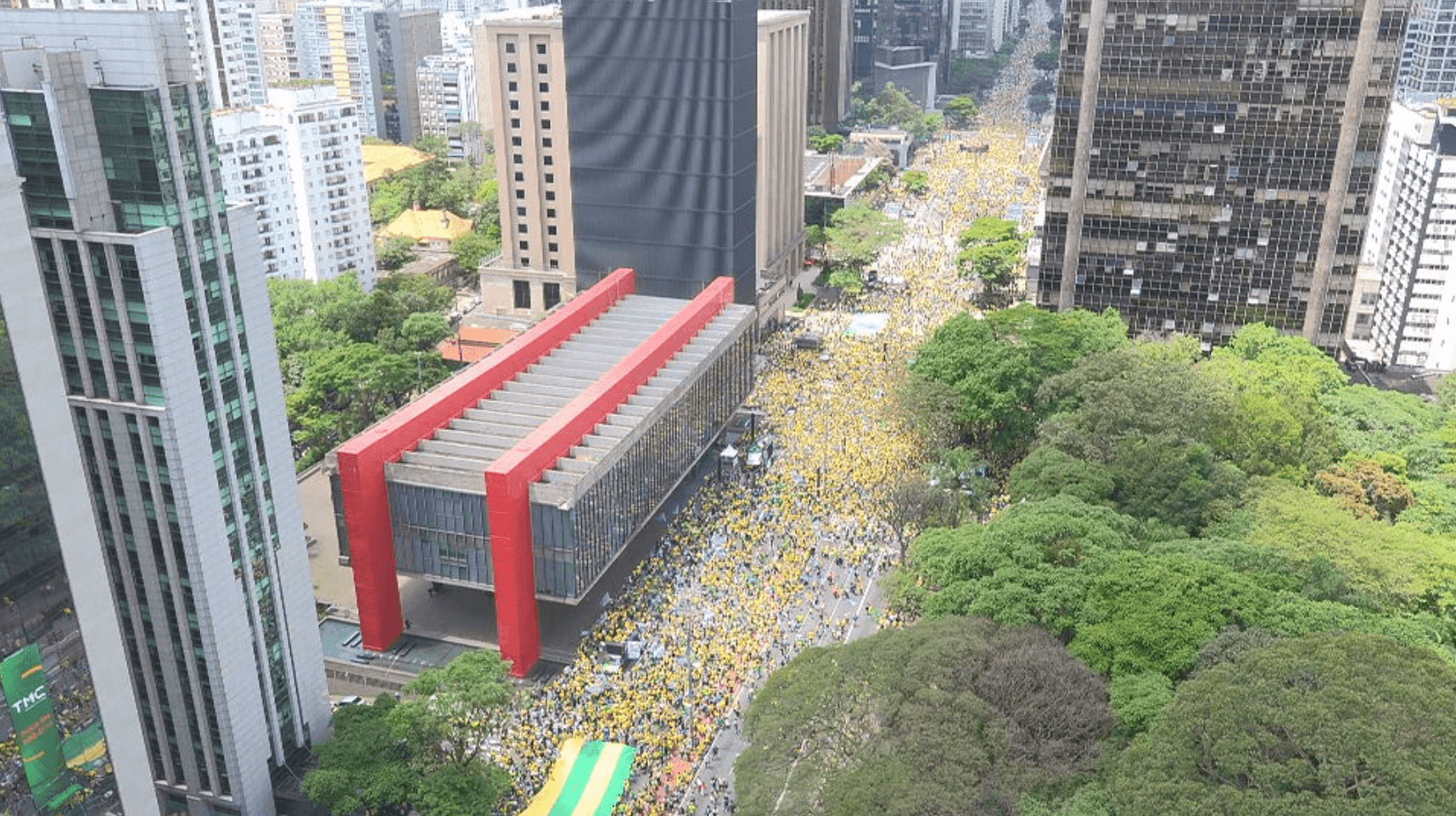 Domingo de campanha: Flávio fala de vagas no STF; PT lembra mortes na Covid