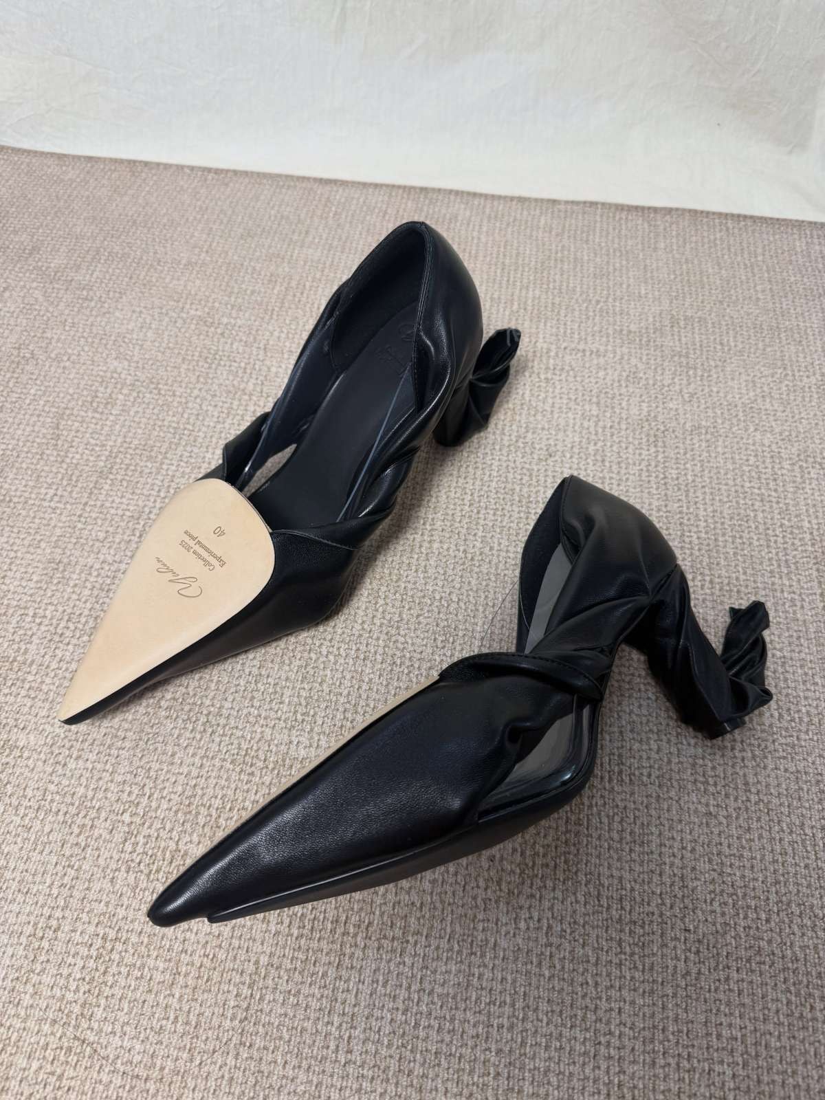Scarpin ganha releitura irreverente de designer chinesa e viraliza