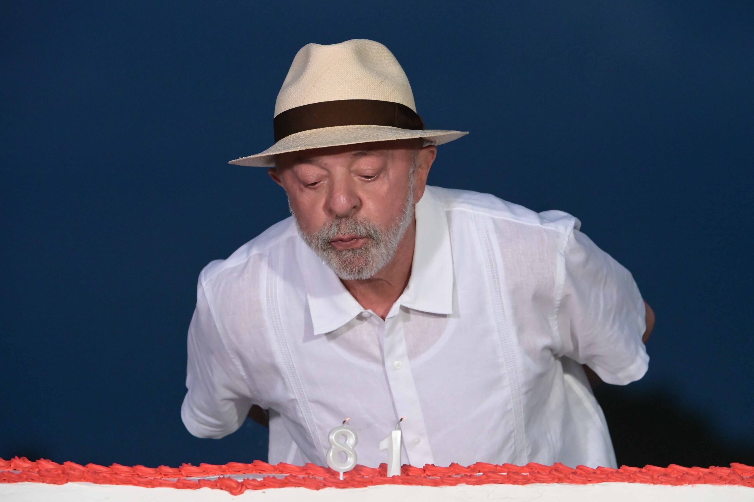 Apoiadores cantam parabéns para Lula e presidente agradece: "Gratidão"