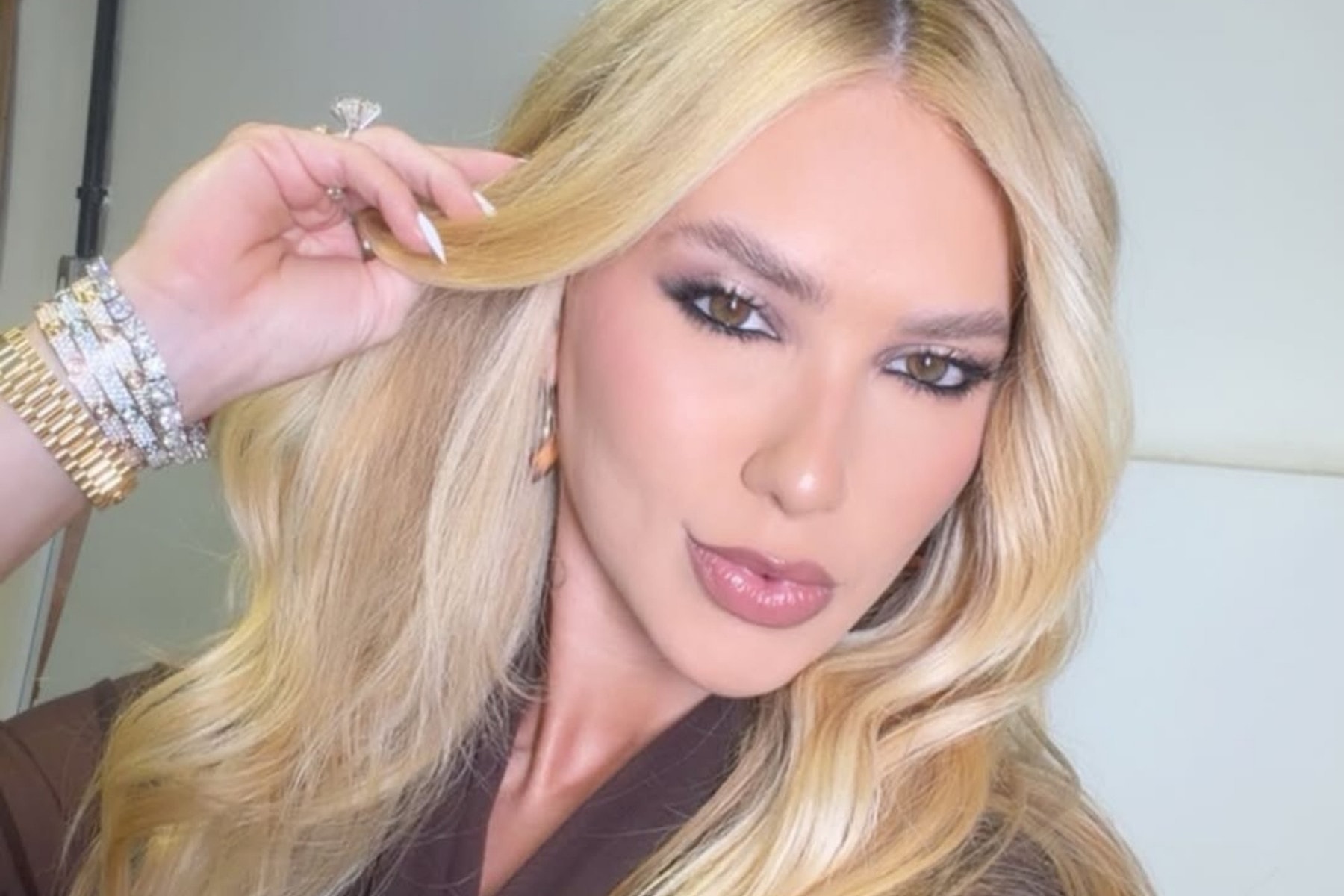 WePink: mulher pede bloqueio de bens da Virginia e indenização