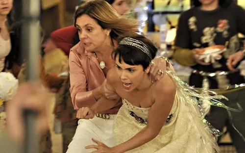 Resumo 'Avenida Brasil' 05/10/2026: Carminha faz escândalo no casamento de Nina e Jorginho
