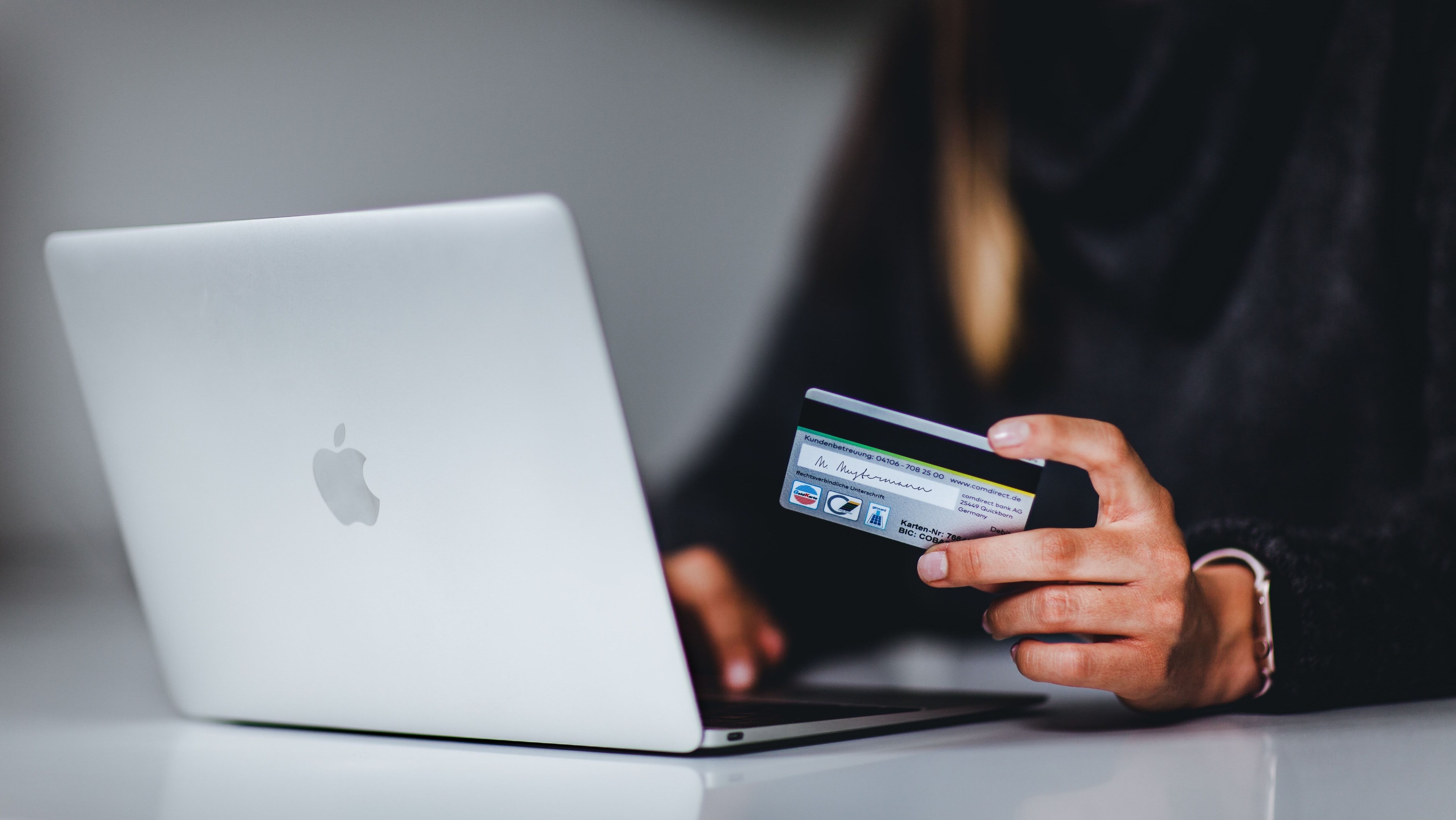 “Golpe do amor” cresce com IA e causa bilhões em prejuízo no mundo; entenda