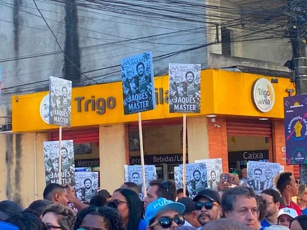 Jaques é recebido com vaias e placas "JaquesMaster" no 2 de Julho