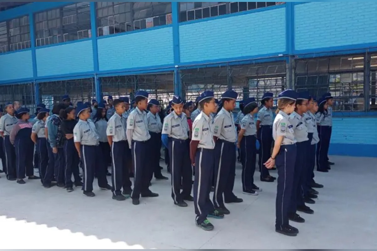 STF impõe derrota a Simões e veta escolas cívico-militares em MG