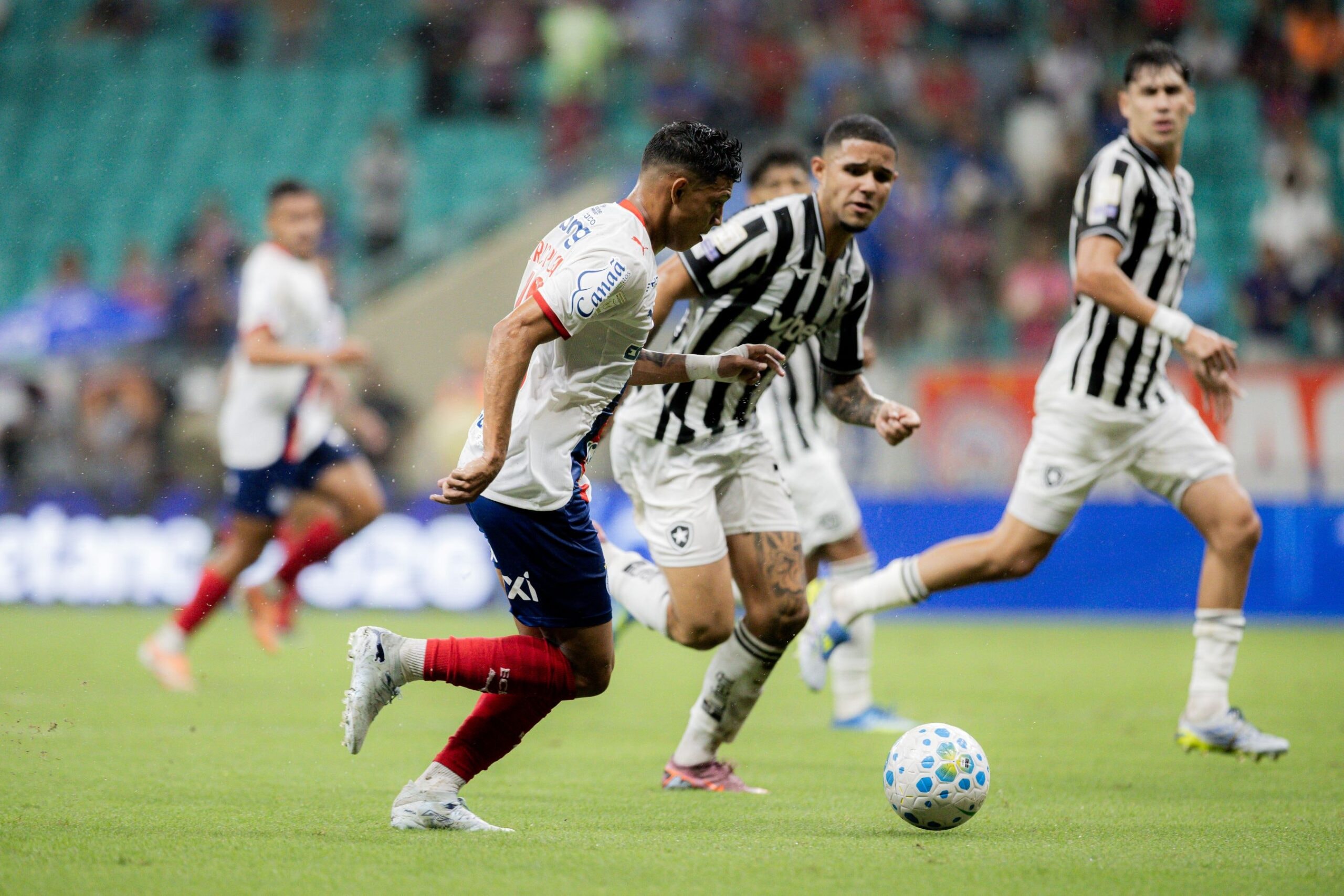 Brasileirão: Botafogo sai na frente, mas Bahia vira nos acréscimos