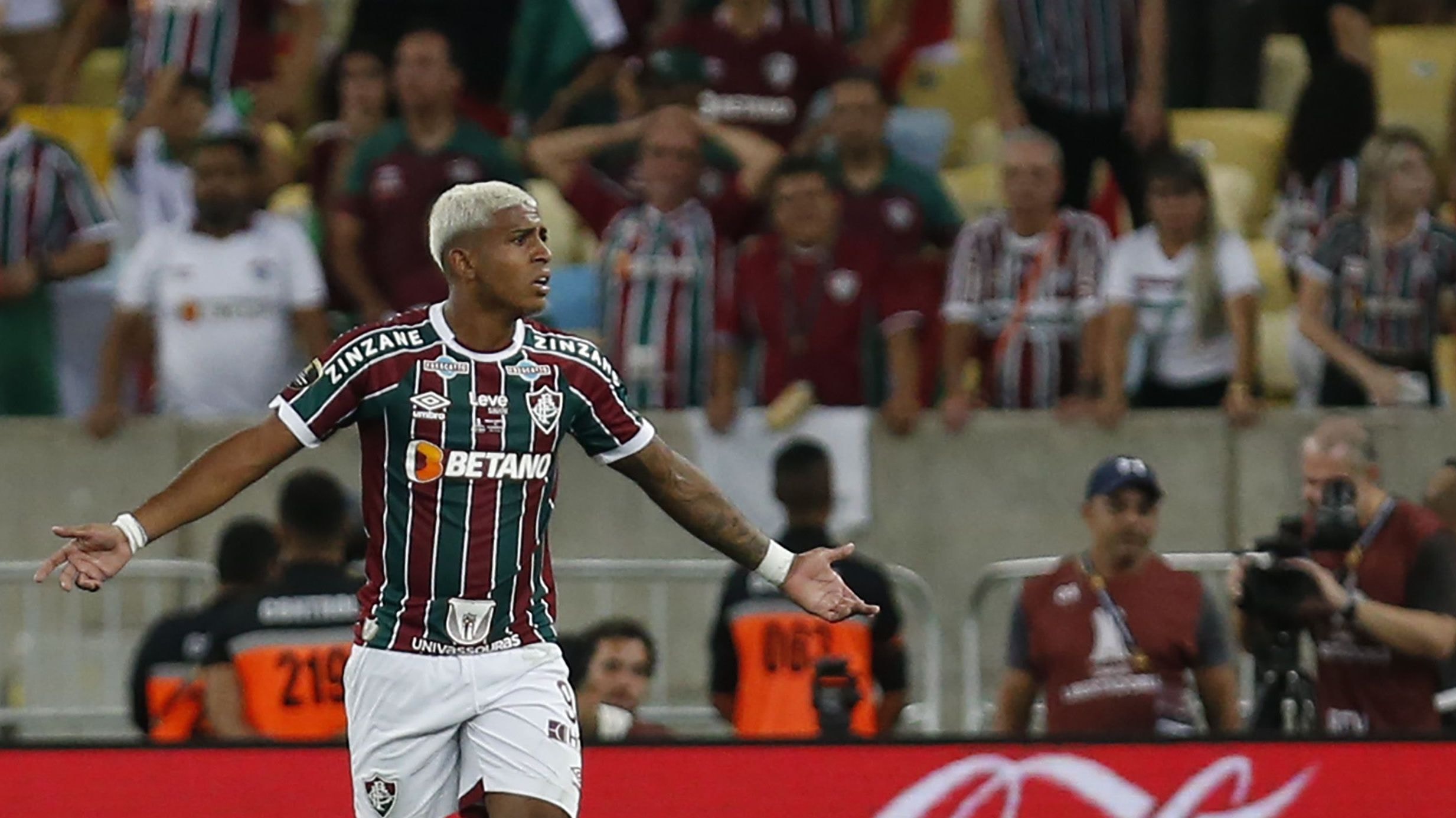 Jogador do Boca provoca Thiago Mendes, toma bronca do técnico e apaga post