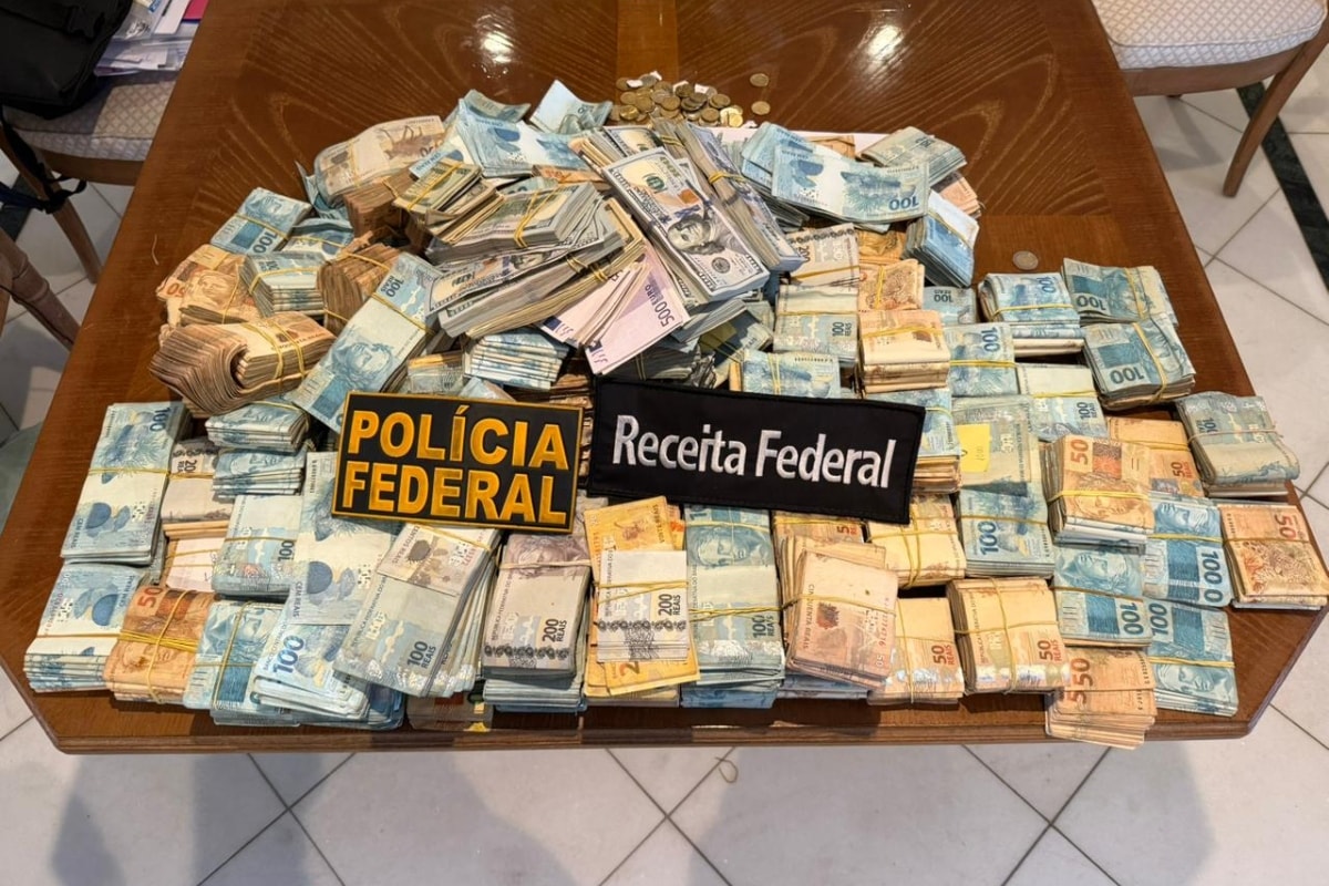 PF encontra R$ 1 milhão com auditora da Receita e apreende dólares
