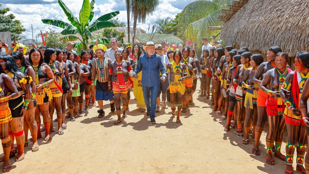 Amazônia: Lula combate a devastação; Flávio acaba com regras