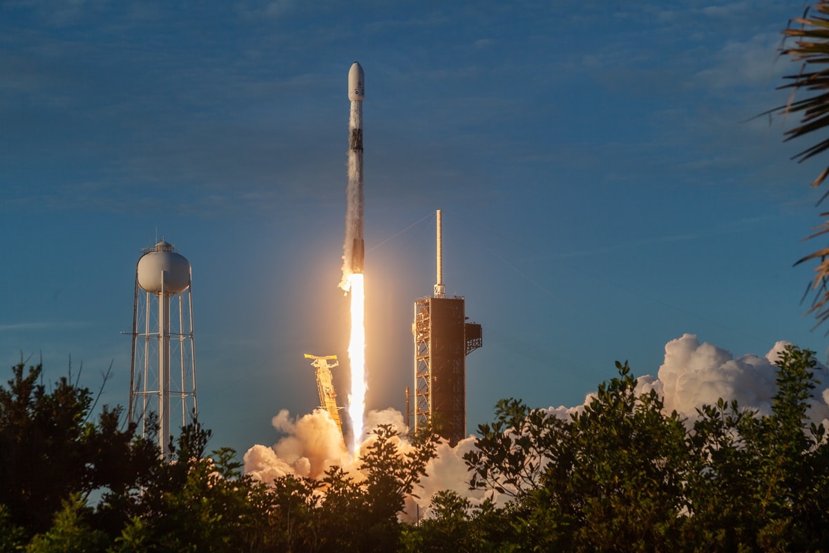 Ação da SpaceX, de Elon Musk, estreia na Bolsa com alta de quase 30%