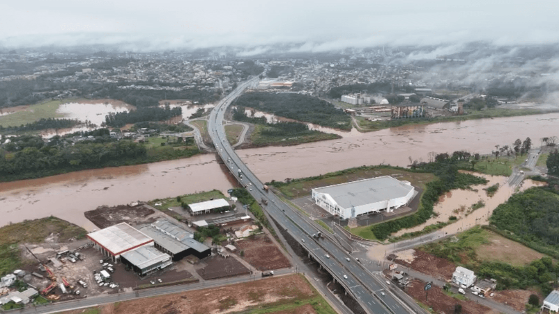 Famílias são retiradas de casa após inundação de rio em Lajeado, no RS