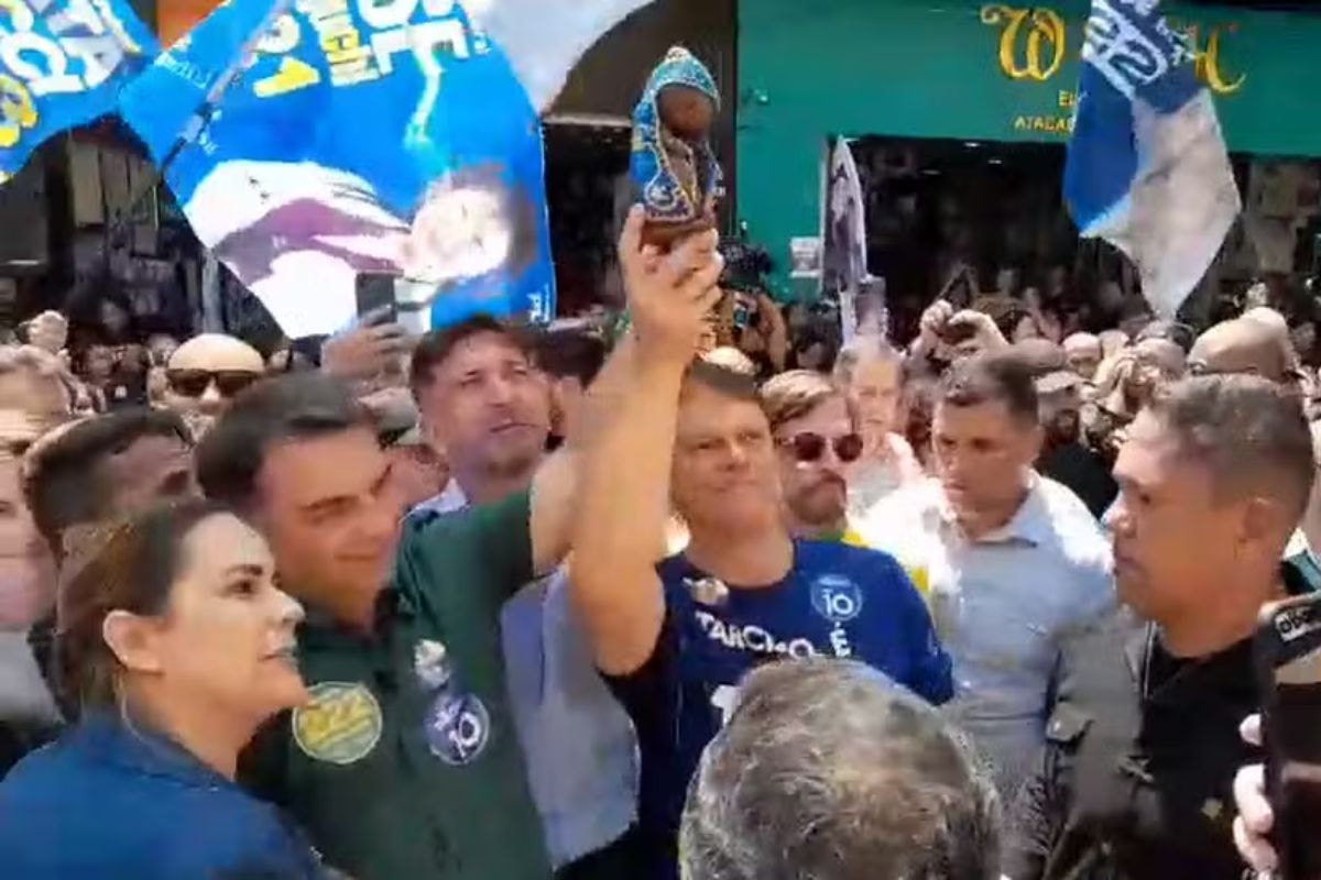 Flávio recua após ataque à CNBB e ergue imagem de Nossa Senhora Aparecida