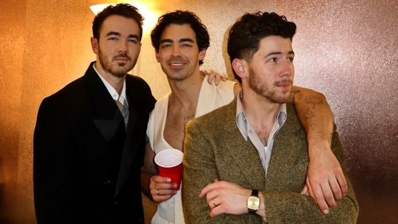 Jonas Brothers surpreende fãs em show em São Paulo; veja fotos e vídeos