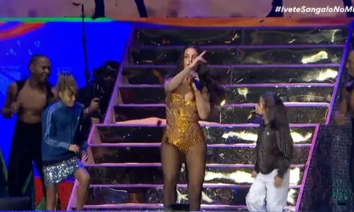 Gêmeas de Ivete Sangalo invadem palco e fazem passo do Jamal com a mãe