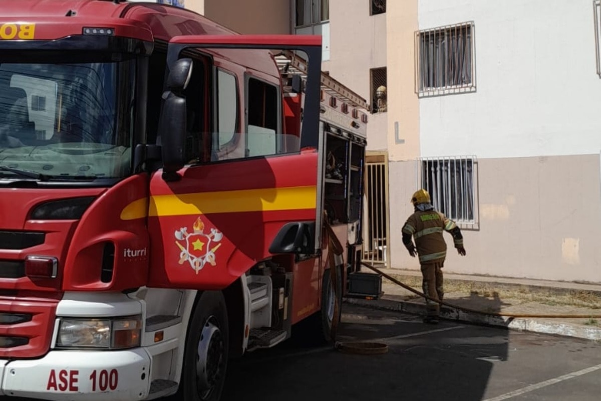 Máquina de lavar pega fogo em apartamento e causa incêndio