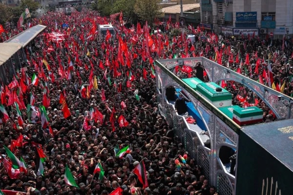 Funeral de Khamenei chega ao 3° dia com multidões; filho segue sumido