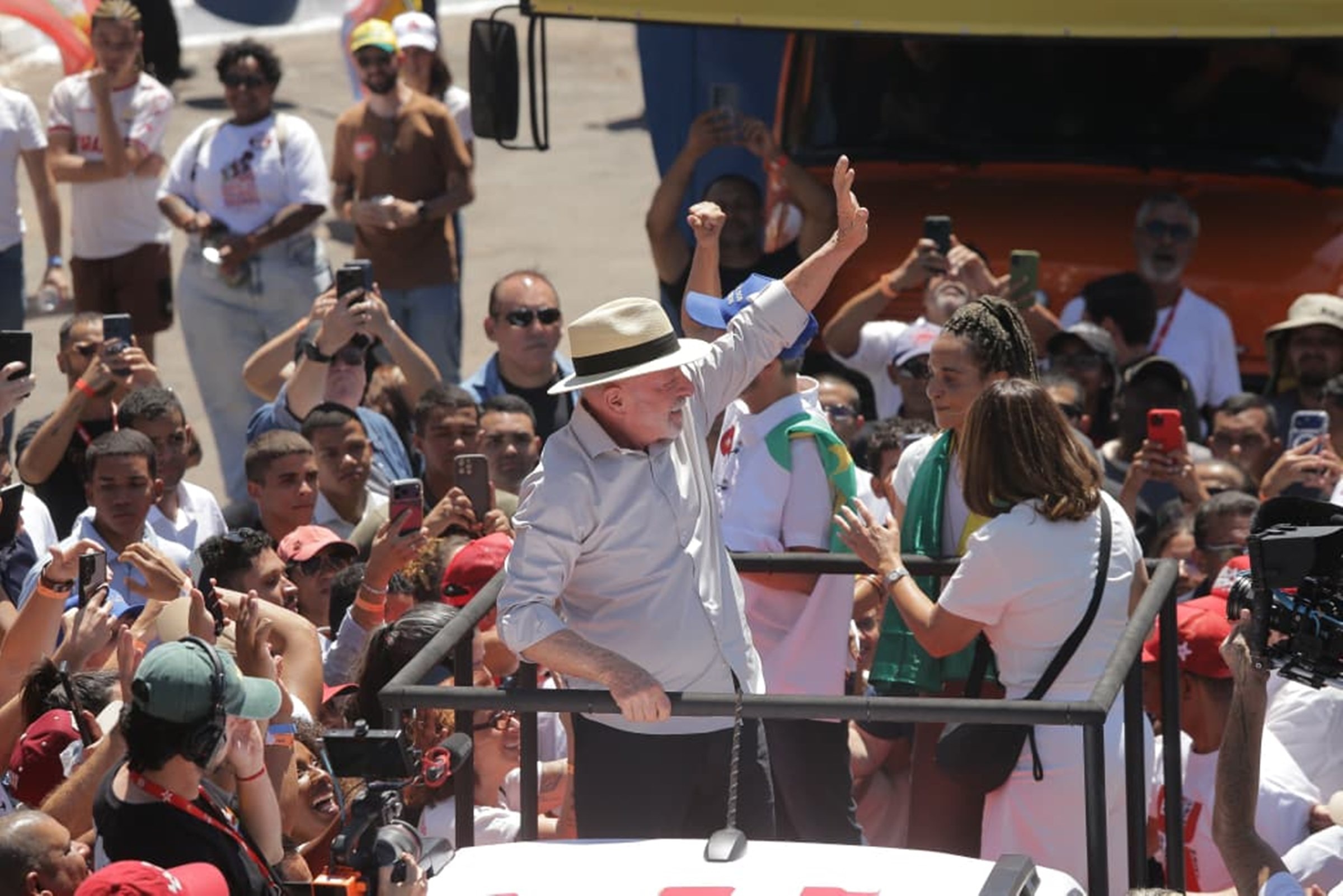 Lula critica uso da bandeira dos EUA em ato político: "Aqui ninguém tasca"