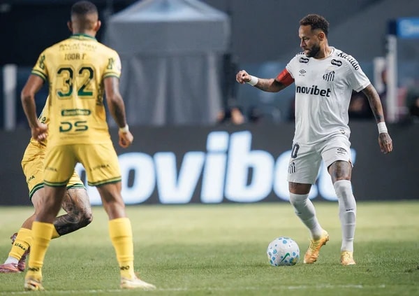 Santos emite nota após acusação de afastamento de funcionários e jogador