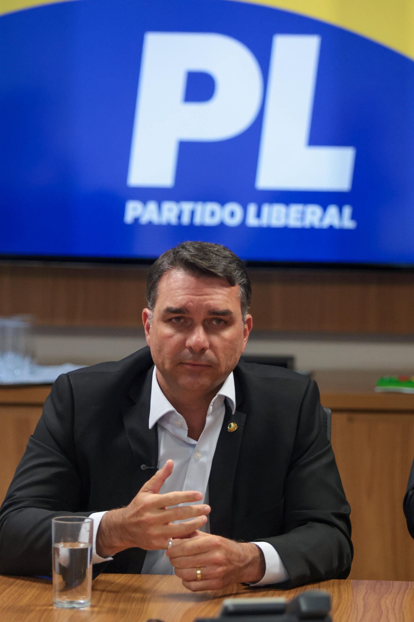 Petistas torcem para que Trump declare apoio a Flávio Bolsonaro