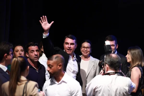 Flávio Bolsonaro define Alfredo Gaspar como vice em chapa puro-sangue