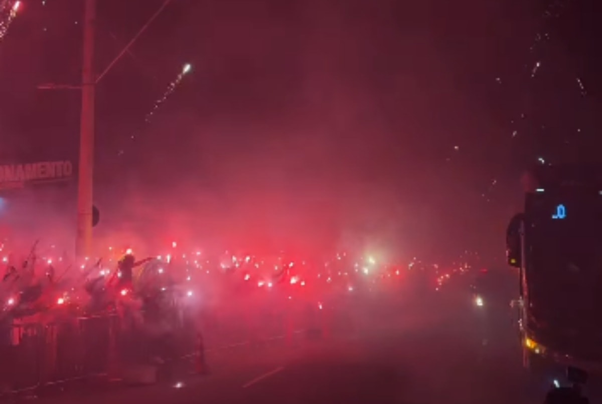 Copa do Brasil: torcida do Atlético-MG faz "rua de fogo" antes de clássico