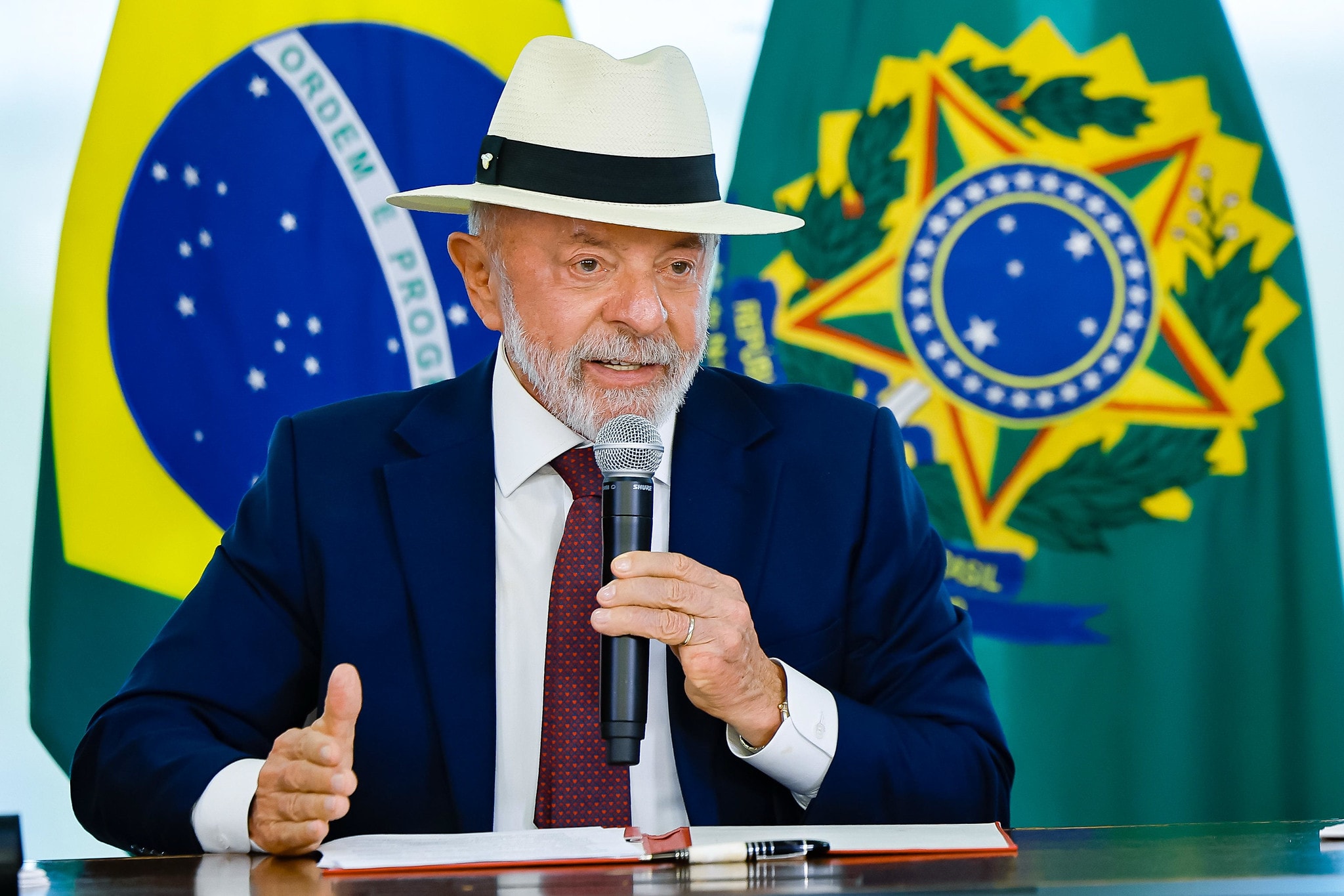 Lula confirma que mistura de etanol na gasolina subirá de 30% para 32%