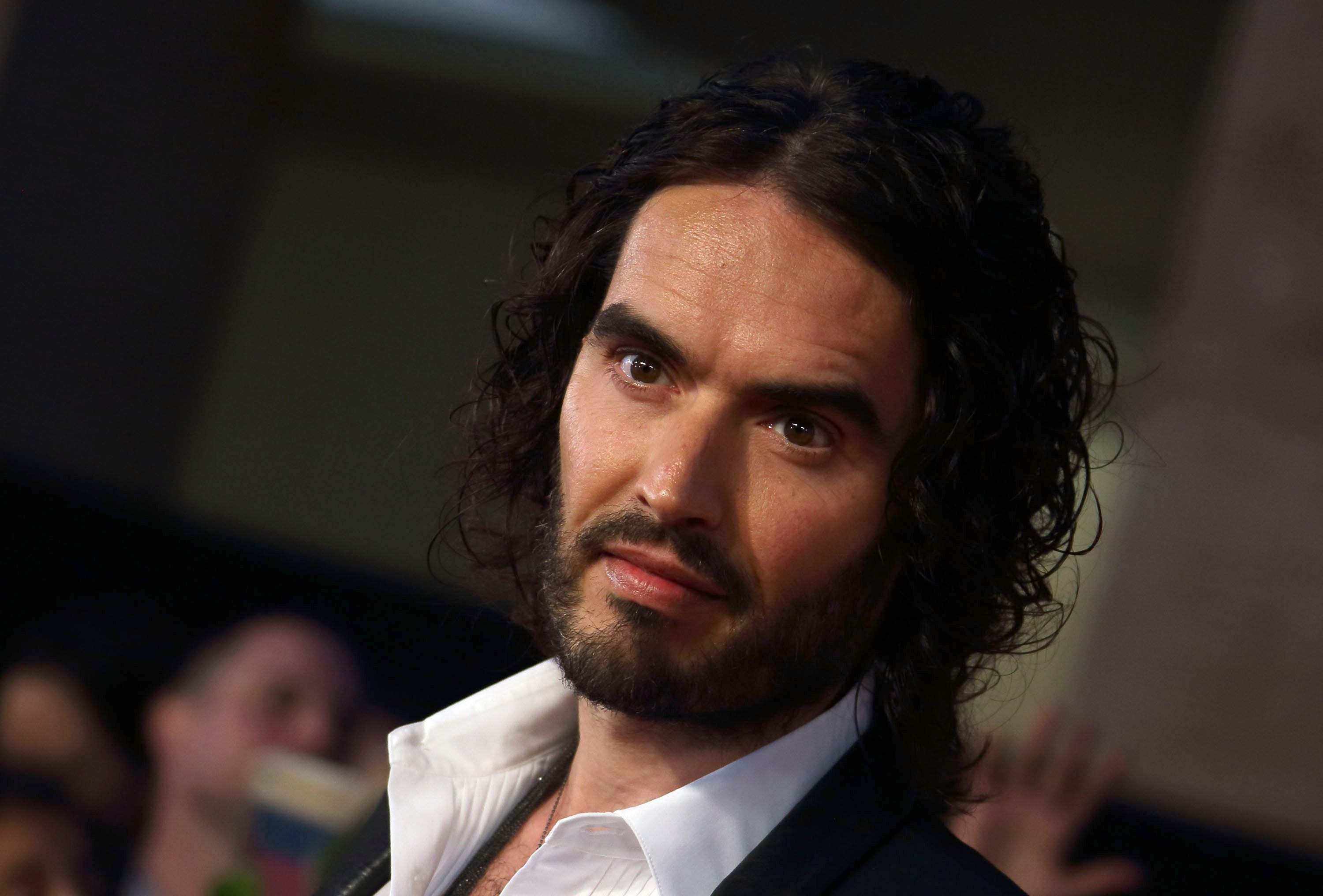 Julgamento de Russell Brand: mulher diz ter sido estuprada pelo comediante
