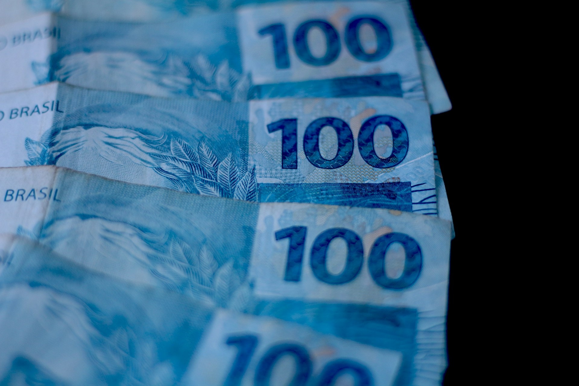 Juros futuros caem no Brasil com expectativa de retomada de negociações de EUA-Irã