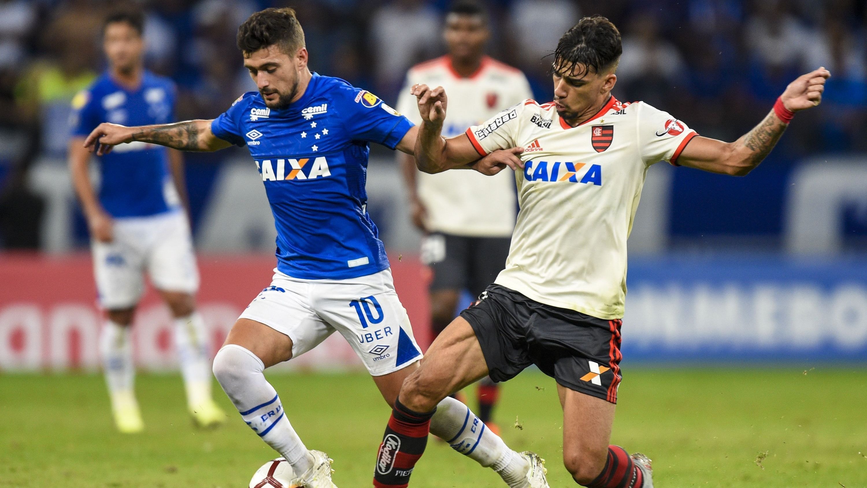 Sem convocados, Flamengo aproveita expulsão e bate Coritiba pelo Brasileiro