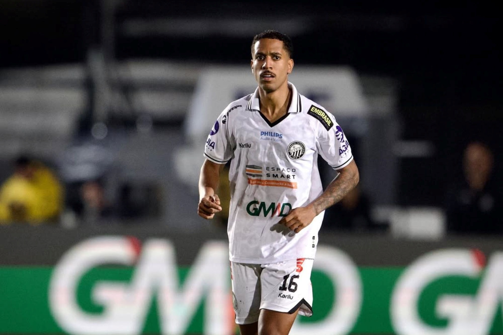 Zagueiro do Operário-PR passa mal e sai de ambulância na Série B. Veja vídeo