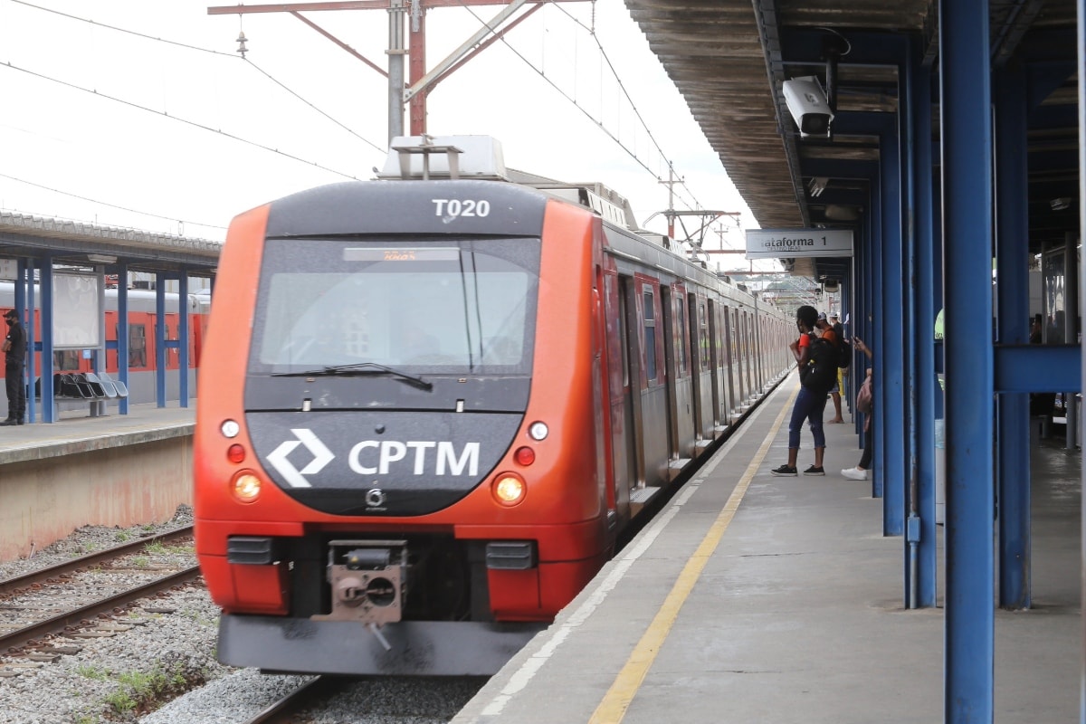 Manifestantes invadem trilhos e bloqueiam trecho da Linha-12 de trem