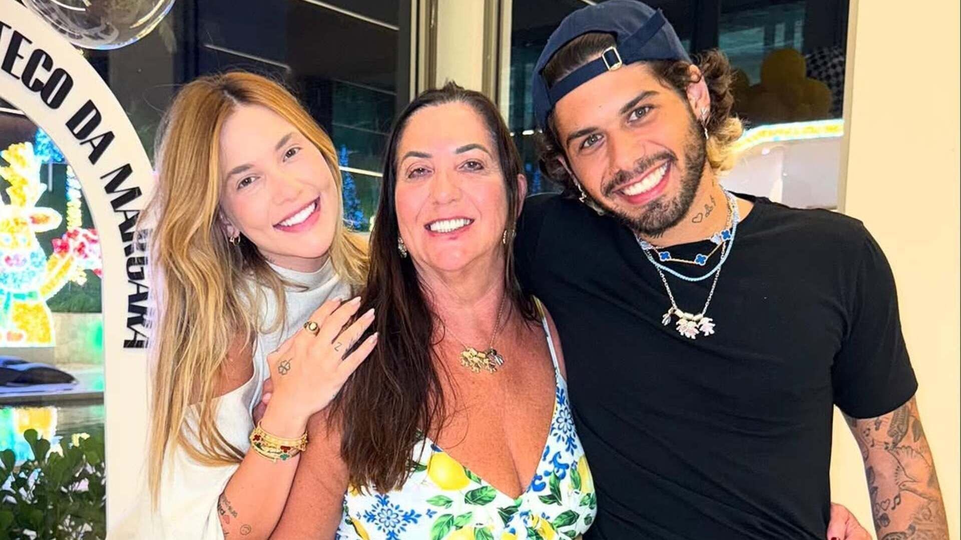 Zé Felipe canta música romântica para Virginia em aniversário da filha