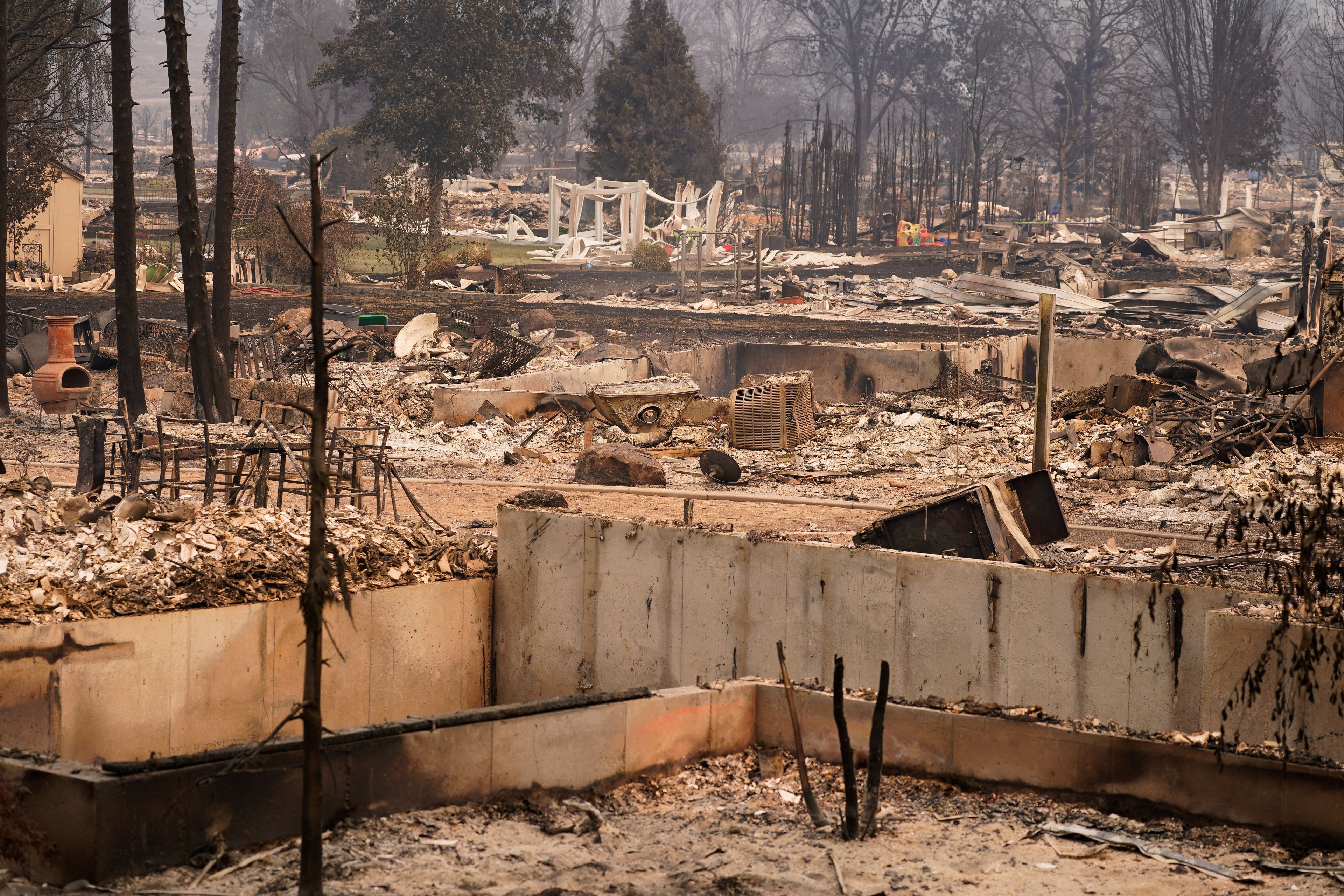 Milhares recebem ordem de retirada após incêndio atingir Nevada, nos EUA