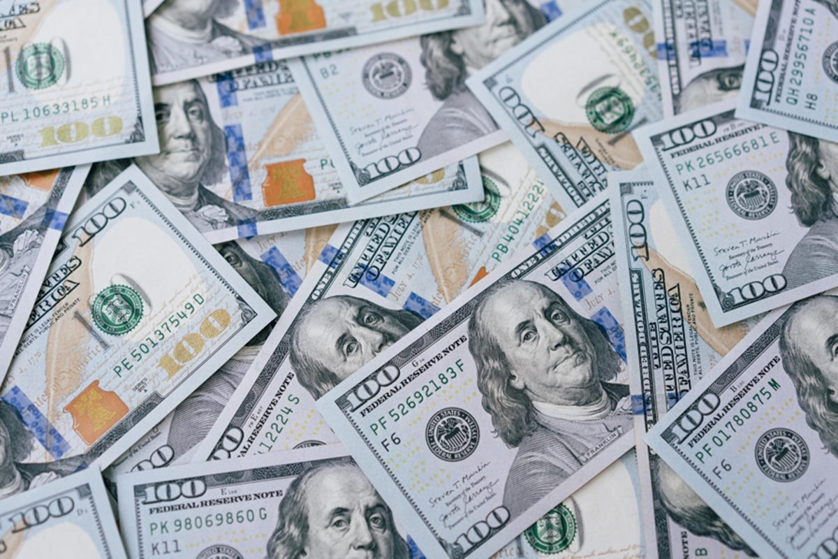 Dólar avança com guerra, PIB e inflação nos EUA e emprego no Brasil