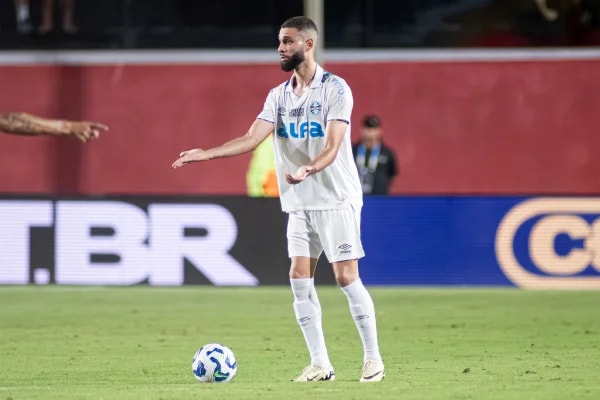 Presidente do Vitória cobra Grêmio por zagueiro: "Time caloteiro"