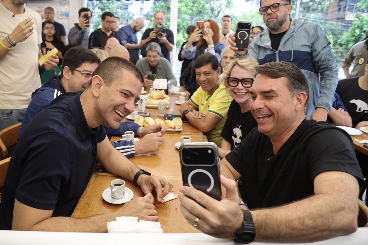 Panelaços são registrados durante entrevista de Flávio Bolsonaro à Globo