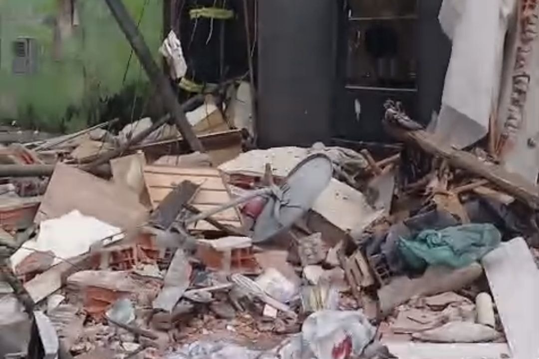 Explosão em prédio residencial deixa quatro feridos no Rio; veja vídeos