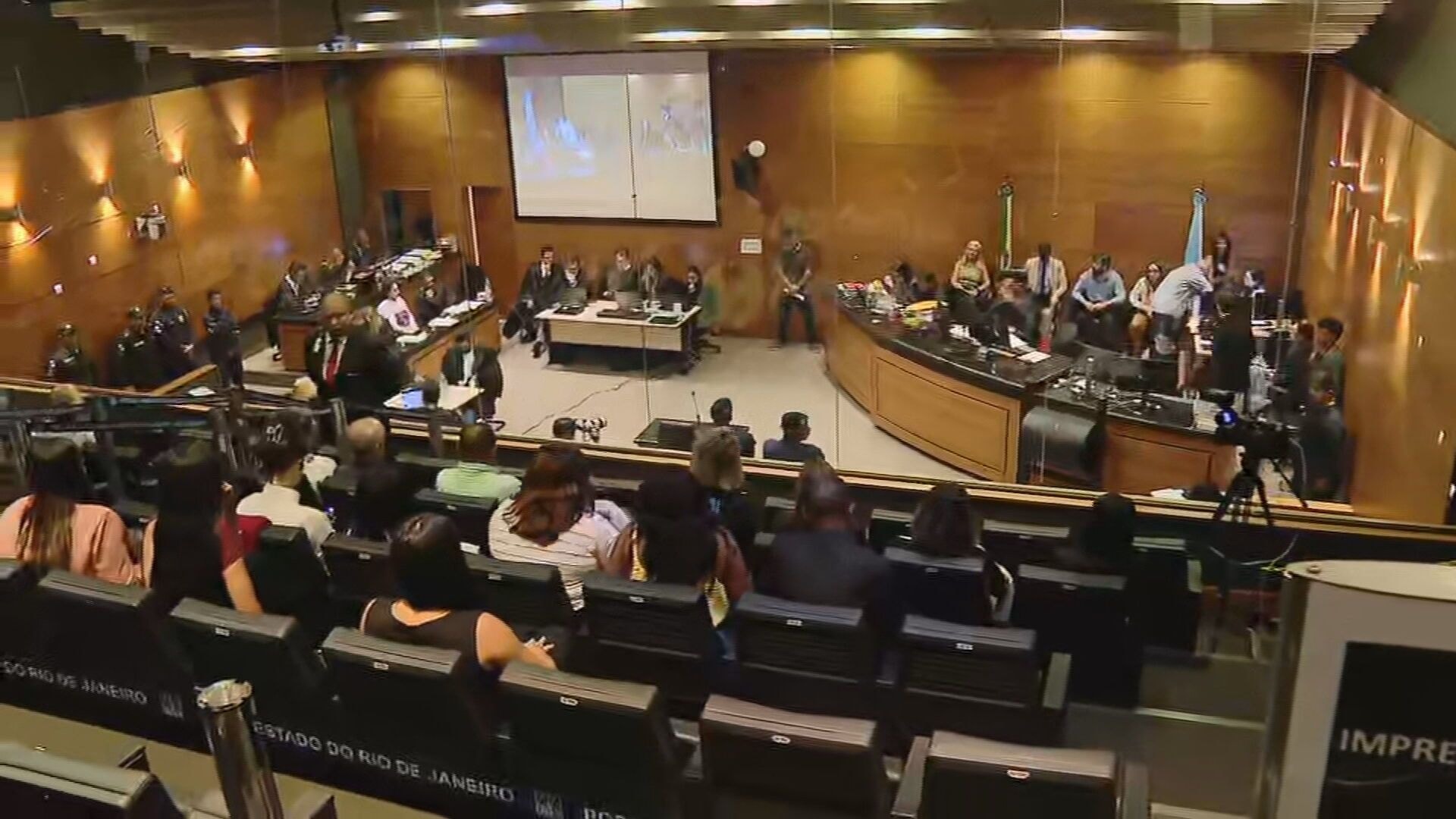 Henry Borel: Jairinho chora e só vai responder perguntas da defesa