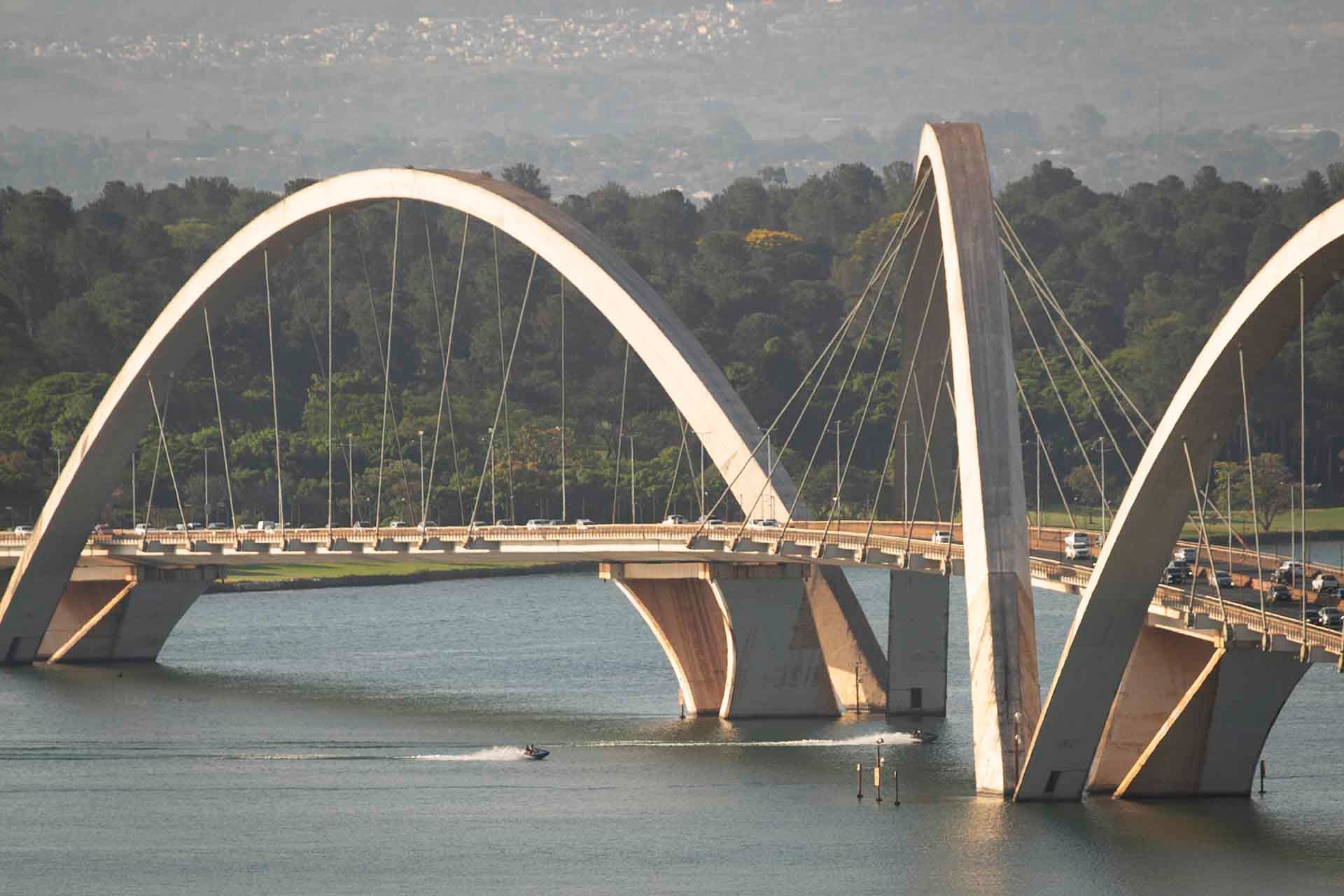 Detran fará novos estudos após Celina barrar semáforos na Ponte JK