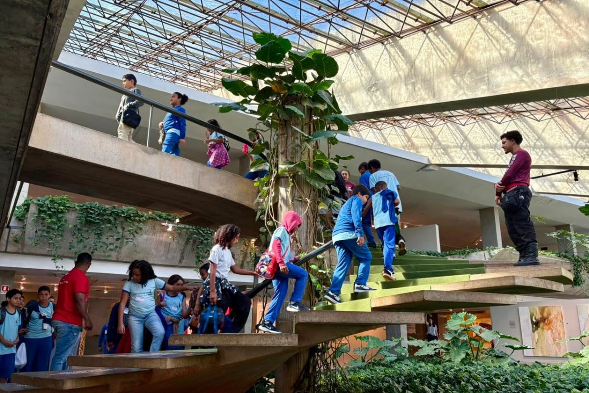 Alunos de Sobradinho visitam exposição Constelações Contemporâneas