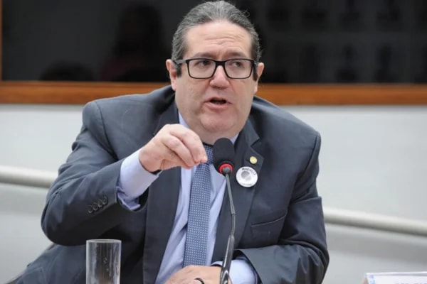 PSol cobra Motta após Câmara vetar termo “ditadura militar” em livro