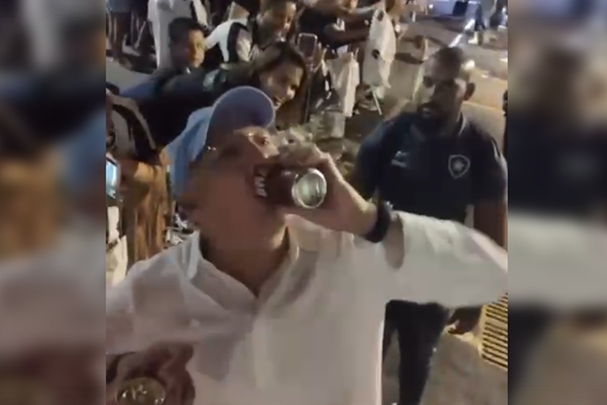 Textor ganha lata de cerveja de torcedor em Brasília e vira num gole. Veja vídeo