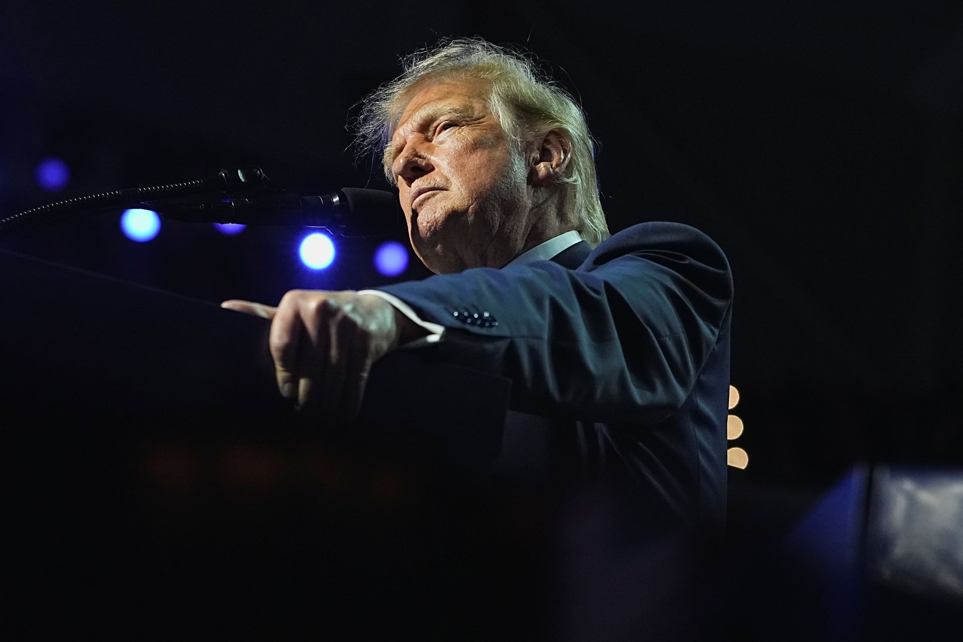Quanto custaria o dividendo de US$ 5 mil que Trump prometeu? Ele pode fazer isso?