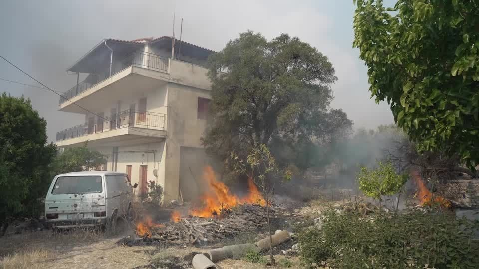 Dois helicópteros colidem durante combate a incêndio florestal na Grécia