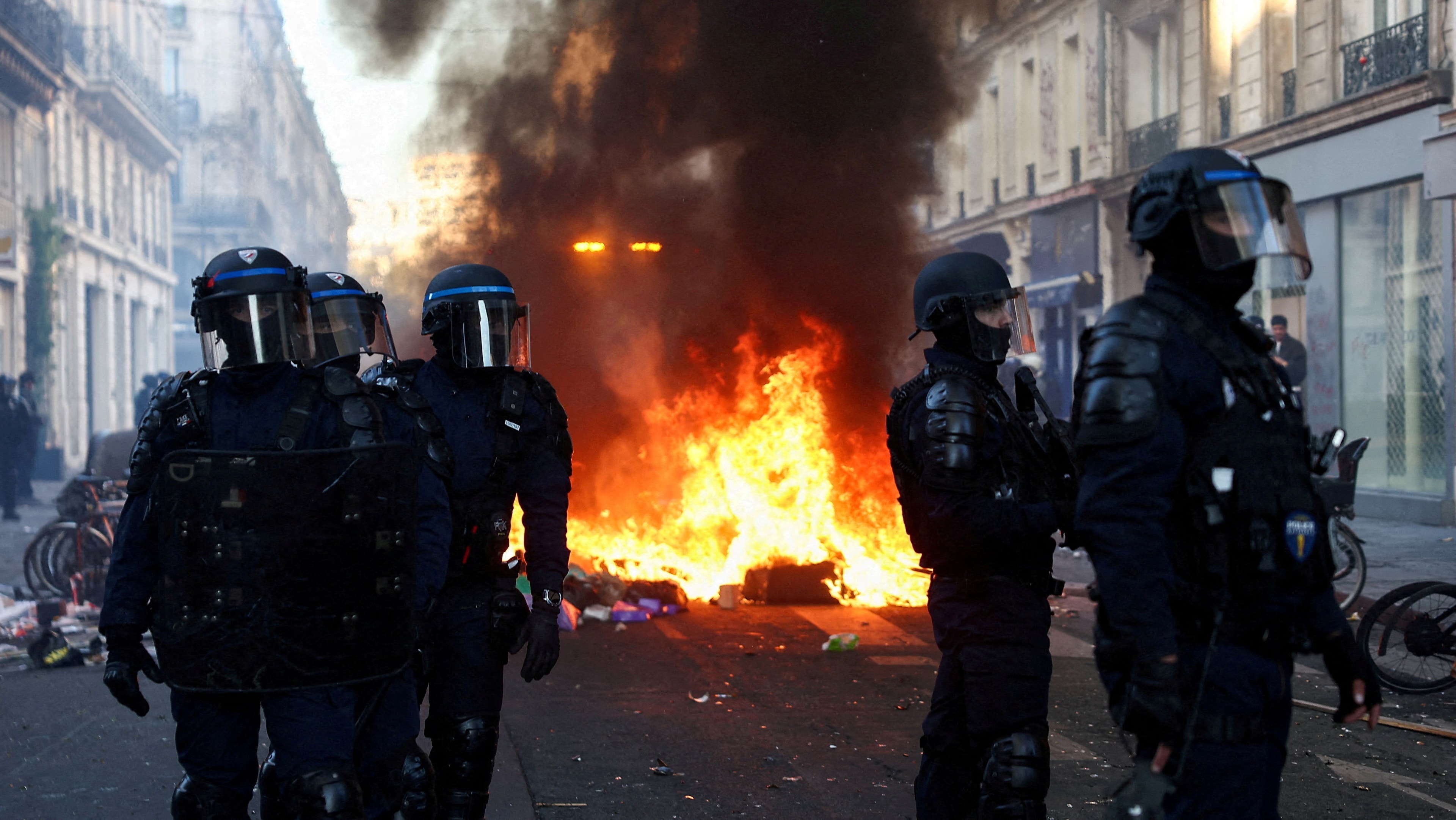 Produtos roubados em protestos na França aparecem em sites de venda online