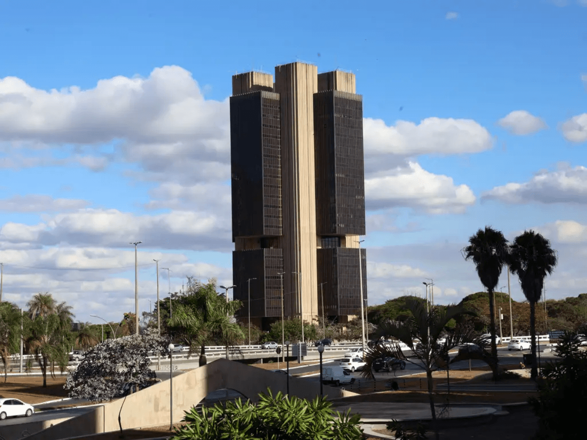 Fluxo cambial total em 2026 até o dia 17 de abril é positivo em US$ 907 mi, afirma BC