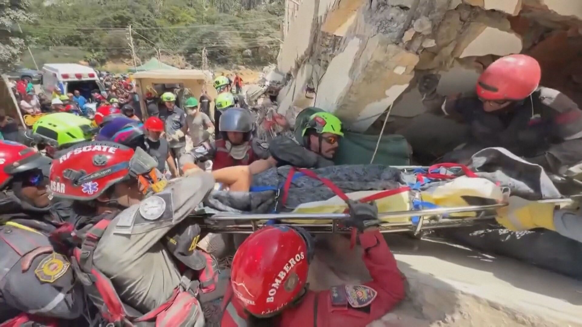 Socorristas tentam salvar criança presa há 8 dias em escombros na Venezuela