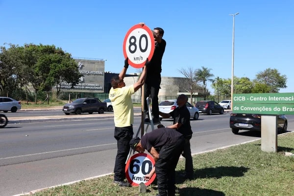 Ponte JK: sinalização de redução de velocidade começa a ser instalada
