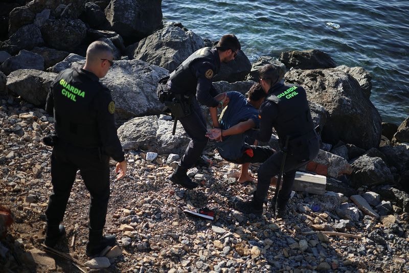 Centenas de imigrantes acampam em Ceuta após travessia em massa