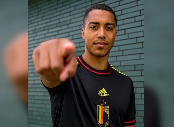 Manchester United encaminha contratação de Tielemans, destaque na Copa